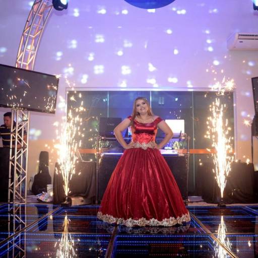 Vestido de Debutante Vermelho com Dourado por Aguiar Noivas, Festas e Ternos