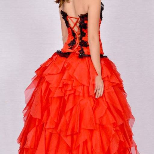 Vestido de Debutante Vermelho com Preto por Aguiar Noivas, Festas e Ternos