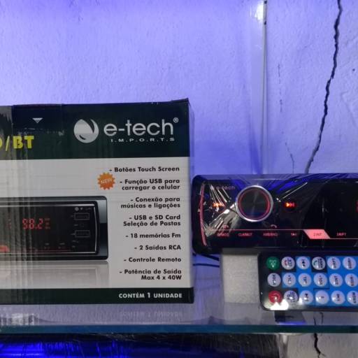Rádio e-tech com toque screen e Bluetooth