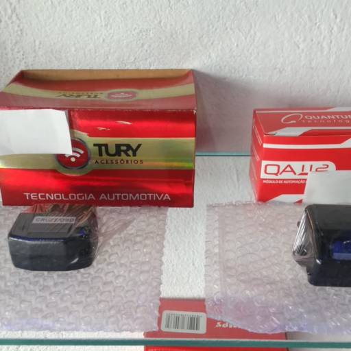 Diversos módulos de vidro para subida automática por Figuras Som Film Centro Automotivo