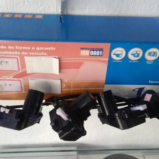 Travas elétricas por Figuras Som Film Centro Automotivo