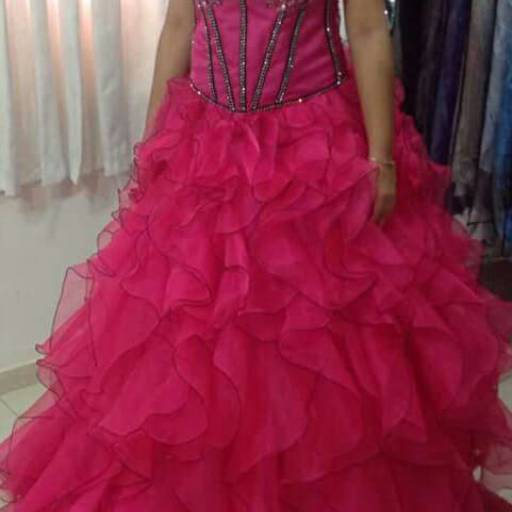 Vestido de Debutante Rosa Pink com Babados por Aguiar Noivas, Festas e Ternos