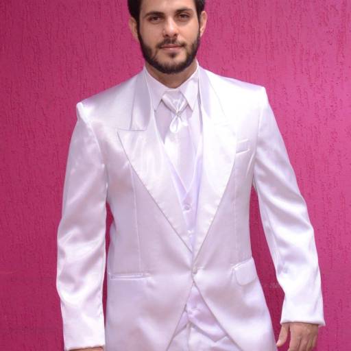 Terno branco acetinado para noivo em Bauru  por Aguiar Noivas, Festas e Ternos