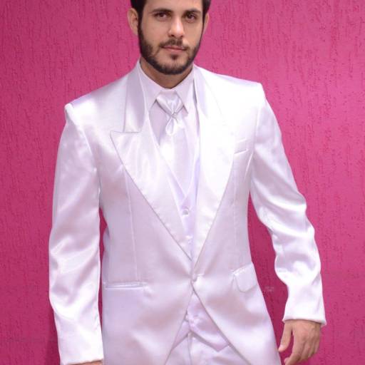 Terno branco acetinado para noivo em Bauru  por Aguiar Noivas, Festas e Ternos