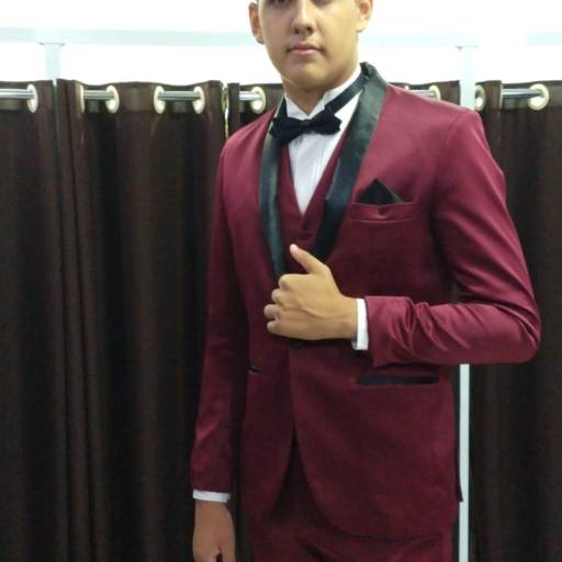 Terno vinho para noivo em Bauru por Aguiar Noivas, Festas e Ternos