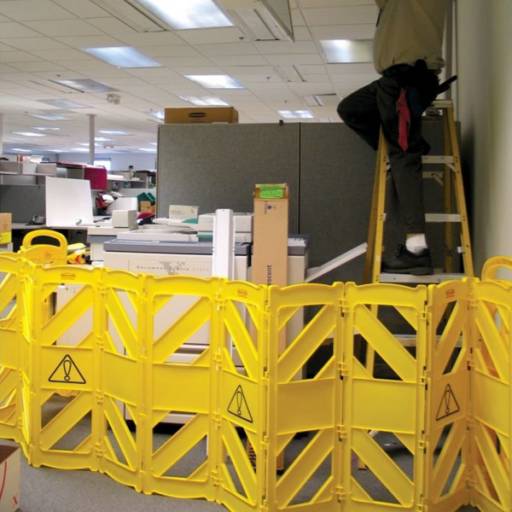 Barreira Móvel Rubbermaid  por Global Limp Store - Produtos de Higiene e Limpeza