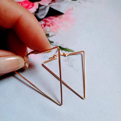 Brincos em triângulos folheados  por Mixx Refúgio Acessórios