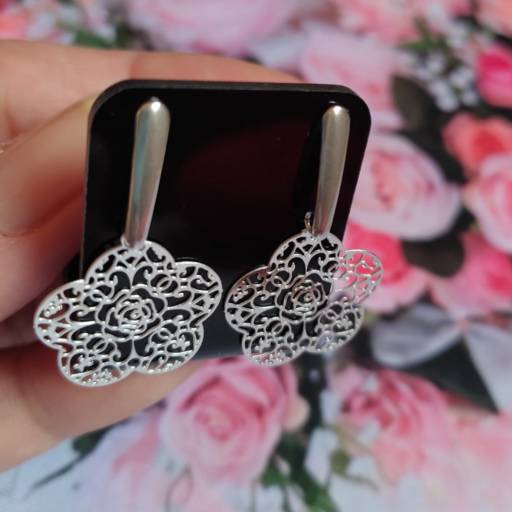 Brinco de Flor Prateado Bauru por Mixx Refúgio Acessórios