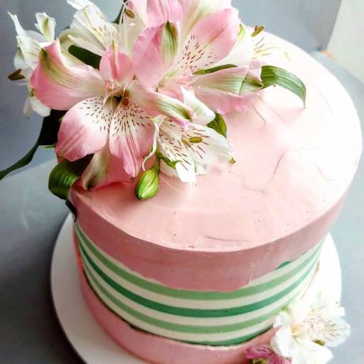 Bolo com flores por Que Seja Cake by Livia Peres - Confeitaria 