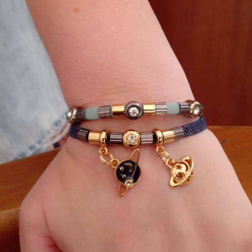 Pulseira pingente planetas em Bauru por Lais Fenerick Acessórios