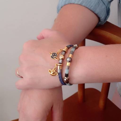 Pulseira pingente planetas em Bauru por Lais Fenerick Acessórios