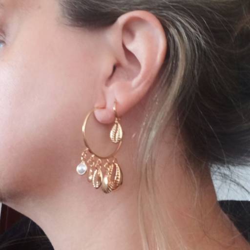 Brinco argola dourada com conchas e pérolas em Bauru por Lais Fenerick Acessórios