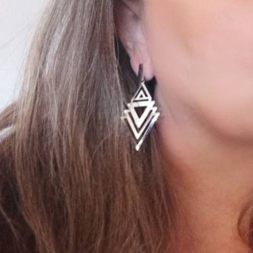 Brinco de chapa triângulo vazado em Bauru por Lais Fenerick Acessórios