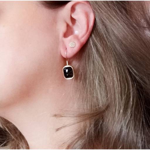 Brinco folheado a ouro com ágata preta em Bauru por Lais Fenerick Acessórios