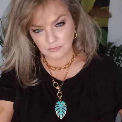 Colar com pingente de folha em Bauru por Lais Fenerick Acessórios