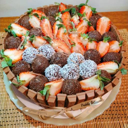 Bolo sob encomenda Bauru por Farinha Manteiga - Padaria e Confeitaria