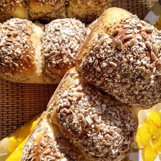 Pão de mandioca com crosta de grãos Bauru