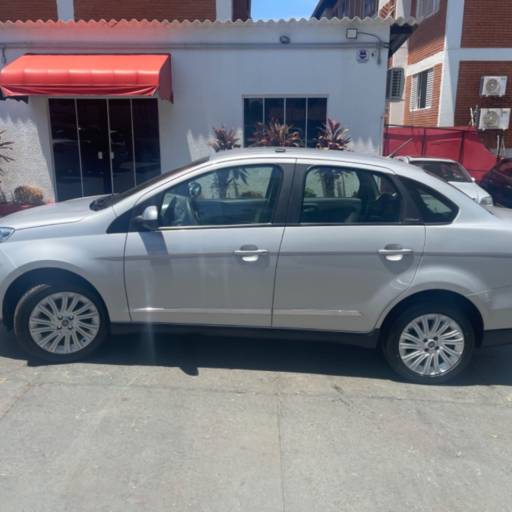 GRAND SIENA 1.6 16V 4P ESSENCE FLEX em Bauru por Mult Car Bauru