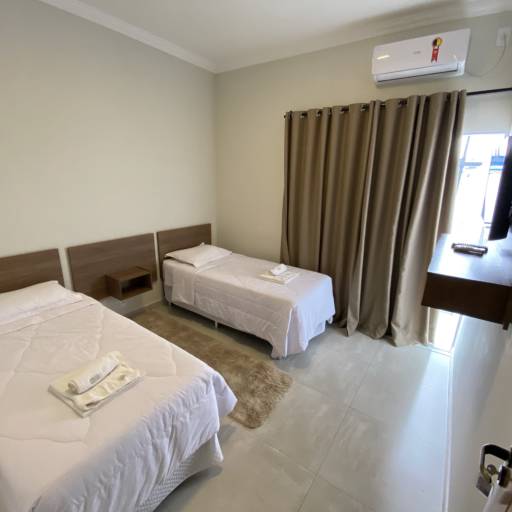 QUARTO - CASAL+SOLTEIRO em Bofete, SP por Hotel C&A