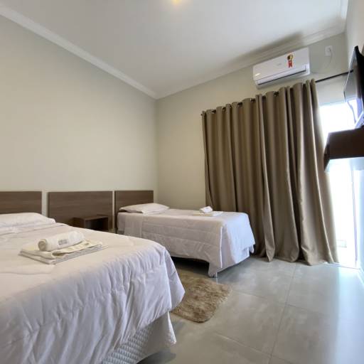 QUARTO - CASAL+SOLTEIRO em Bofete, SP por Hotel C&A