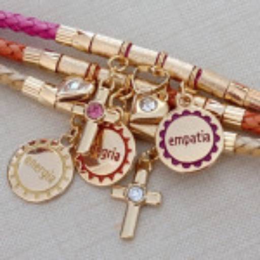 Pulseira Tiras de Couro Coloridas e Pingentes para um Novo Amanhã por Lais Fenerick Acessórios