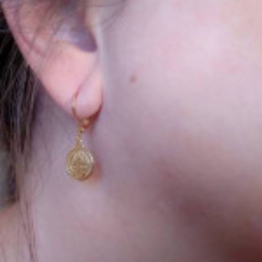 Brinco Argolinha com Pingente Medalha de São Bento. por Lais Fenerick Acessórios