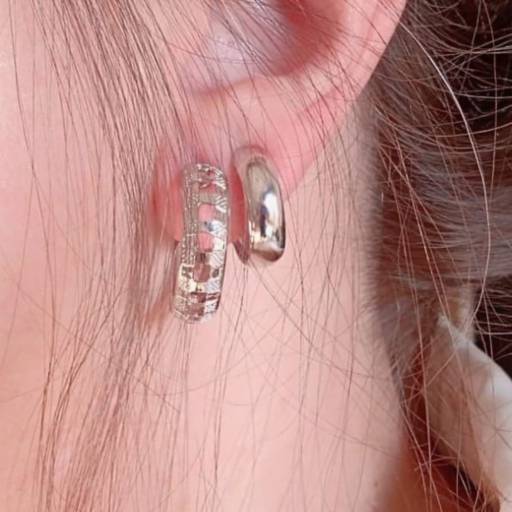 Brinco de Argola de Chapa Ródio Branco. por Lais Fenerick Acessórios