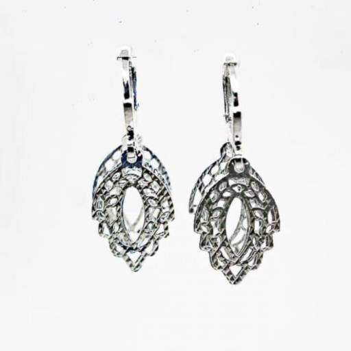 Brinco Argolinha Pingentes Folhas Ródio Branco. por Lais Fenerick Acessórios