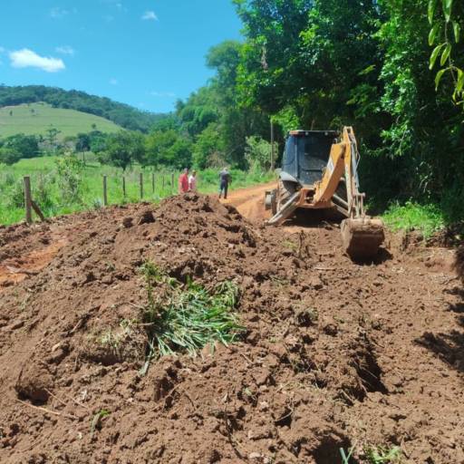 Prefeitura de Leopoldina realiza reparo emergencial na estrada de Providência por Solutudo