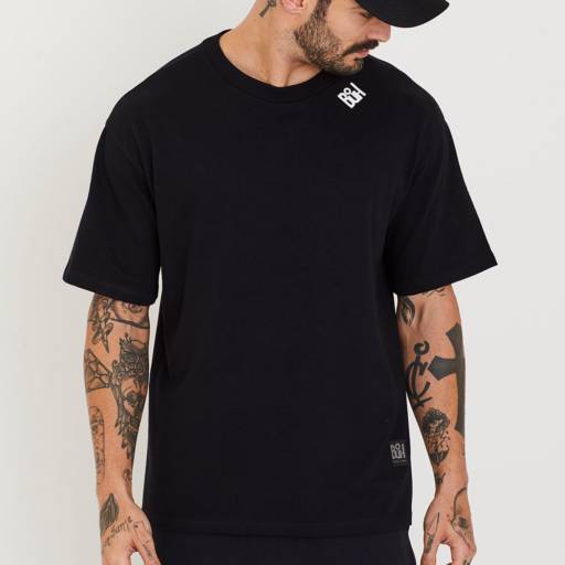 Comprar o produto de Camiseta Buh Neckline oversized preta - Bauru em Camisetas pela empresa Beckhan Mens Wear em Bauru, SP por Solutudo
