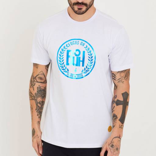 Comprar o produto de Camiseta Buh Focus On Branca - Bauru em Camisetas pela empresa Beckhan Mens Wear em Bauru, SP por Solutudo