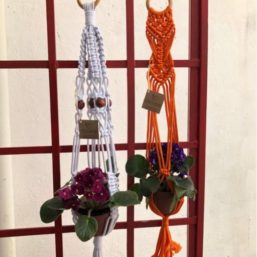 Suporte para Plantas em macramê por Vovó Lua Arteira Artesanatos 