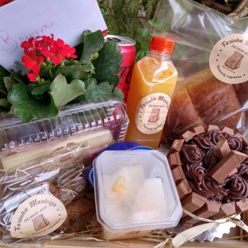 Essa é a cesta de café da manhã de aniversário - Bauru em Bauru, SP por Farinha Manteiga - Padaria e Confeitaria