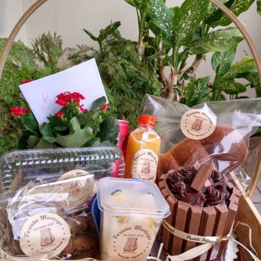 Essa é a cesta de café da manhã de aniversário - Bauru em Bauru, SP por Farinha Manteiga - Padaria e Confeitaria