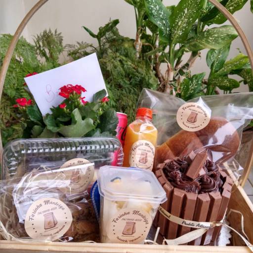 Essa é a cesta de café da manhã de aniversário - Bauru em Bauru, SP por Farinha Manteiga - Padaria e Confeitaria
