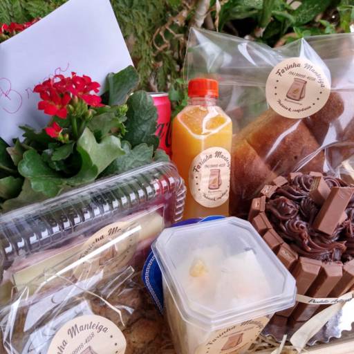 Essa é a cesta de café da manhã de aniversário - Bauru em Bauru, SP por Farinha Manteiga - Padaria e Confeitaria