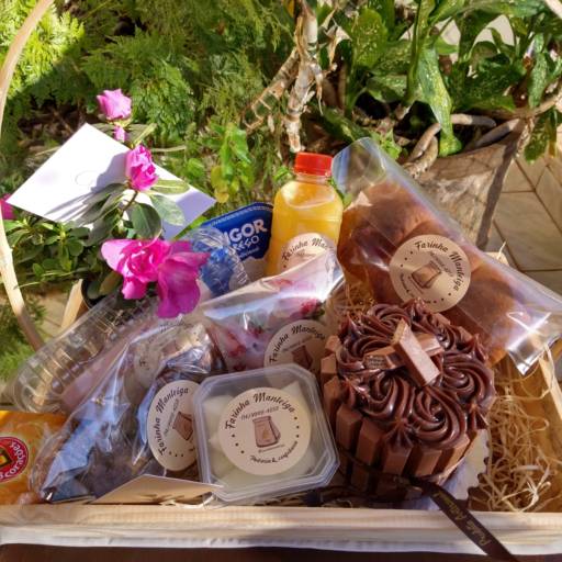 Essa é a cesta de café da manhã de aniversário - Bauru em Bauru, SP por Farinha Manteiga - Padaria e Confeitaria