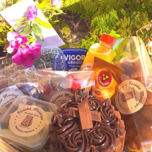 Essa é a cesta de café da manhã de aniversário - Bauru em Bauru, SP por Farinha Manteiga - Padaria e Confeitaria