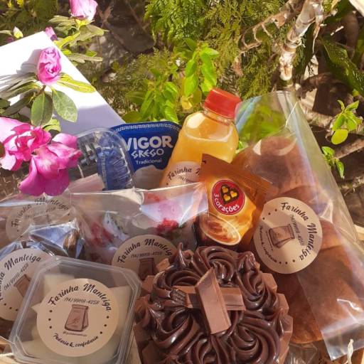 Essa é a cesta de café da manhã de aniversário - Bauru em Bauru, SP por Farinha Manteiga - Padaria e Confeitaria