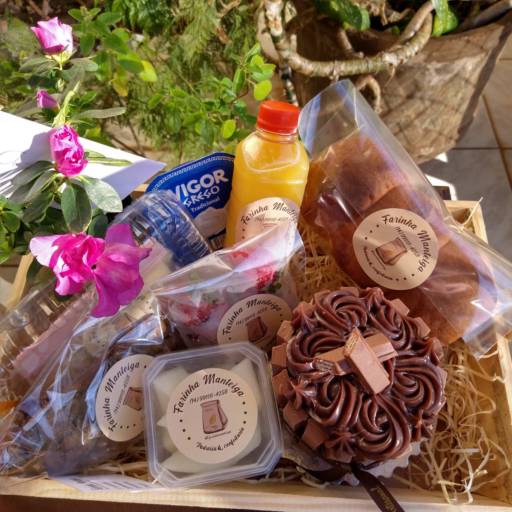 Essa é a cesta de café da manhã de aniversário - Bauru em Bauru, SP por Farinha Manteiga - Padaria e Confeitaria