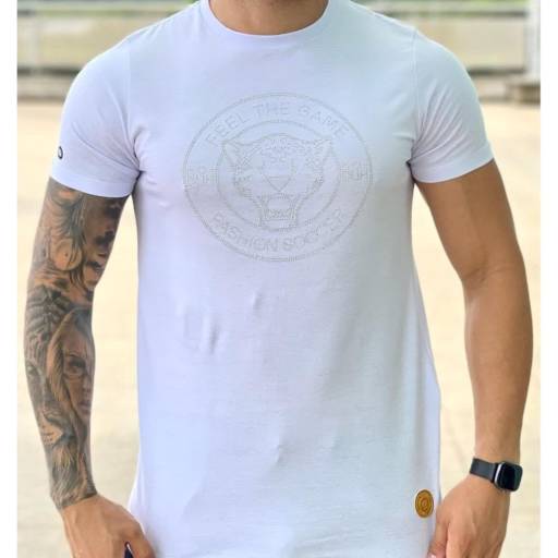 Comprar o produto de T-Shirt Brasão Strass Branca em Camisetas pela empresa Beckhan Mens Wear em Bauru, SP por Solutudo