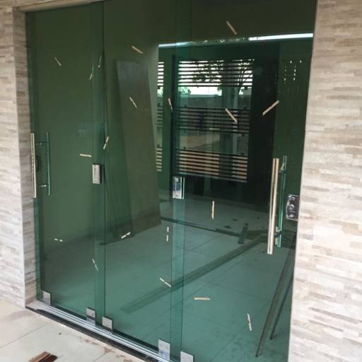 Porta de vidro por DiviBox Esquadrias de Alumínio  e Temperados