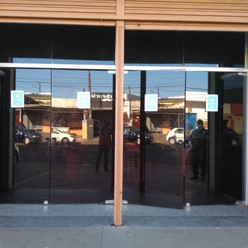 Serviço realizado na Igreja Universal do Reino de Deus no Bairro Nova Marília  por Alvorada Service Portas - Vidraçaria