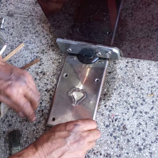 Serviço realizado na Igreja Universal do Reino de Deus no Bairro Nova Marília  por Alvorada Service Portas - Vidraçaria