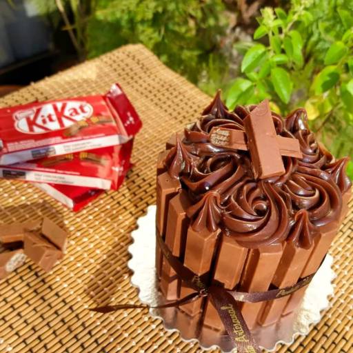 Mini bolo de chocolate recheado de brigadeiro tradicional e Kit Kat em volta - Bauru por Farinha Manteiga - Padaria e Confeitaria