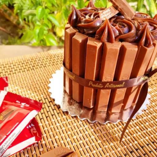 Mini bolo de chocolate recheado de brigadeiro tradicional e Kit Kat em volta - Bauru por Farinha Manteiga - Padaria e Confeitaria