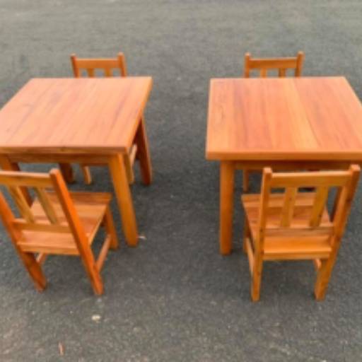 Mesas e cadeiras