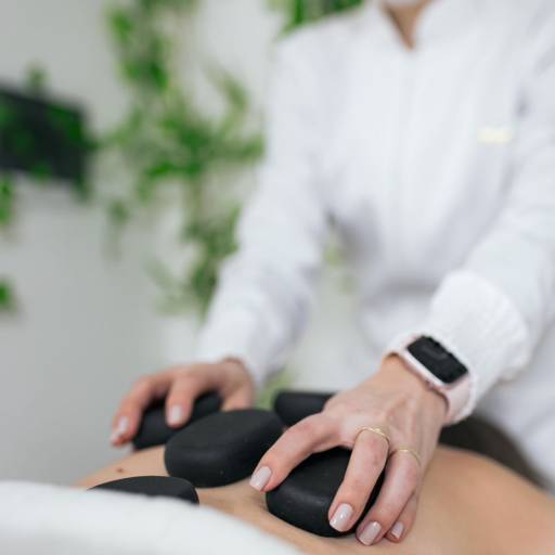 Massagem com Pedras Vulcânicas em Bauru por Simone D'Avila Esteticista 
