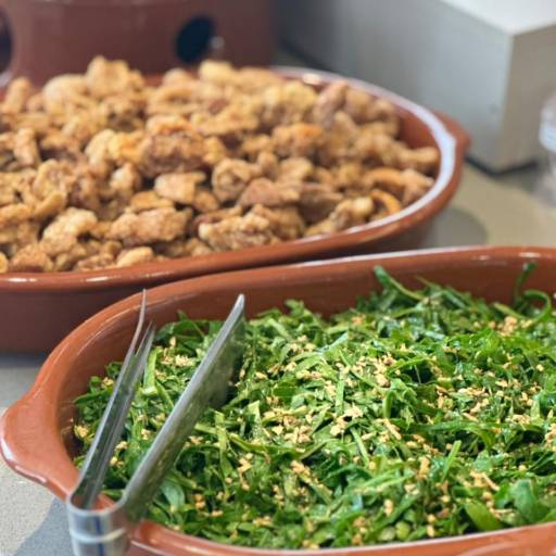 Cumbucas e travessas em Porcelana Marrom Motta por Elegance Festas