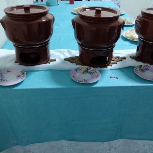 Cumbucas e travessas em Porcelana Marrom Motta por Elegance Festas